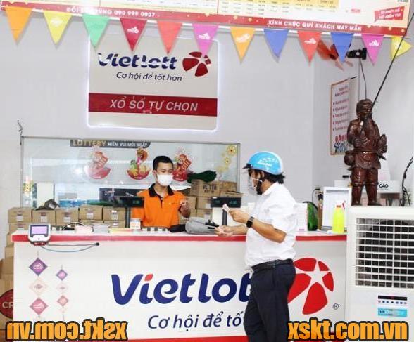 Giải Jackpot của Vietlott gần 300 tỉ, nhiều người chi trăm triệu mua vé số cầu may