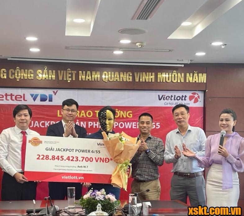 Vietlott: Trao giải Jackpot 228 tỷ đồng cho khách hàng ở Bình Định